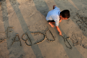 Ajak si Kecil menulis di pasir saat Ibu mengajaknya jalan-jalan ke pantai.